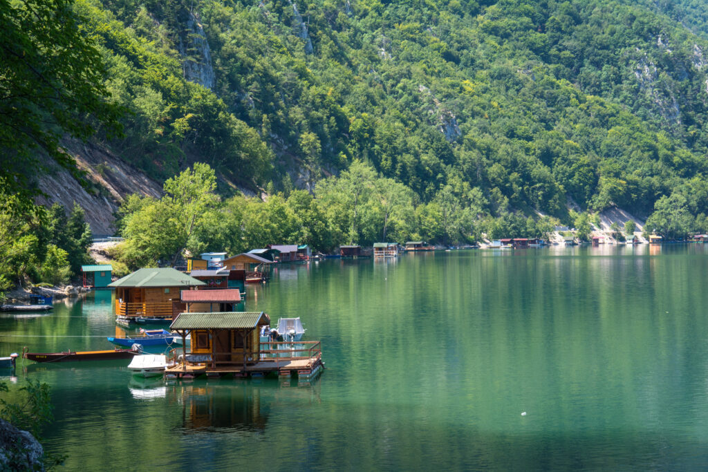 perućac jezero bungalovi